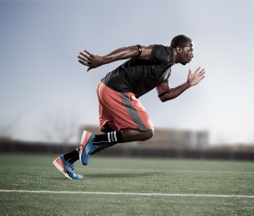 开云体育入口-F1新赛季揭幕战之夜，托尼如何用存在感改写赛道叙事