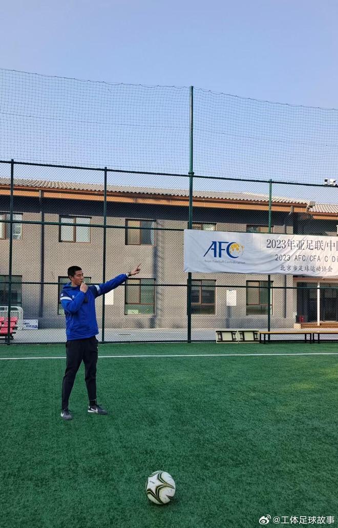 足球队教练发布赛前动员，寄望球员全力以赴