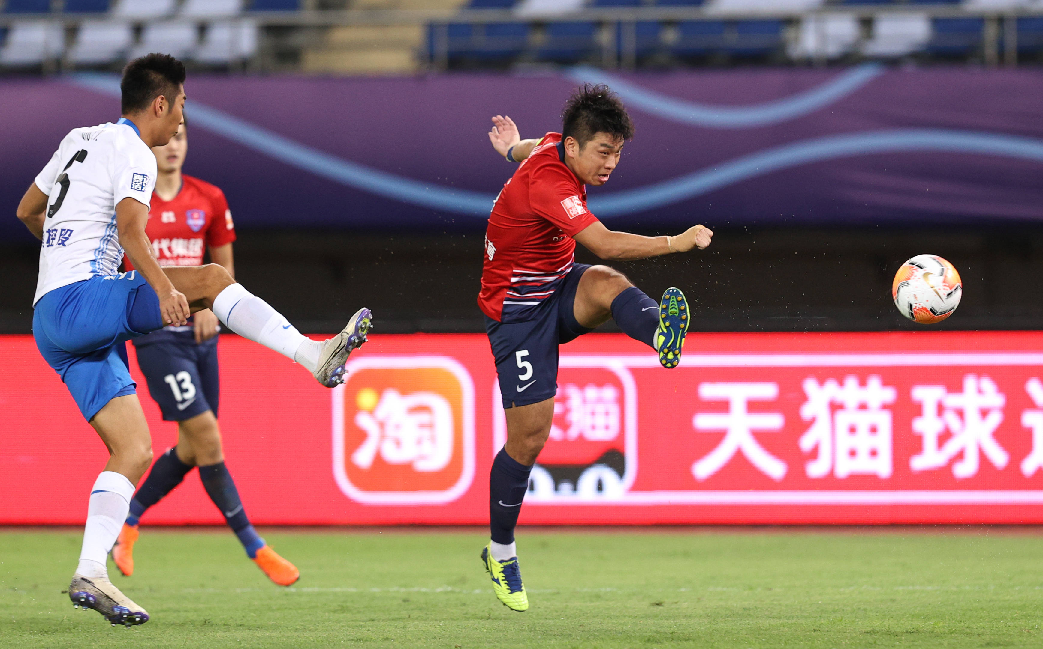 国内足球比赛场上球员表现抢眼 国内足球比赛场上球员表现抢眼