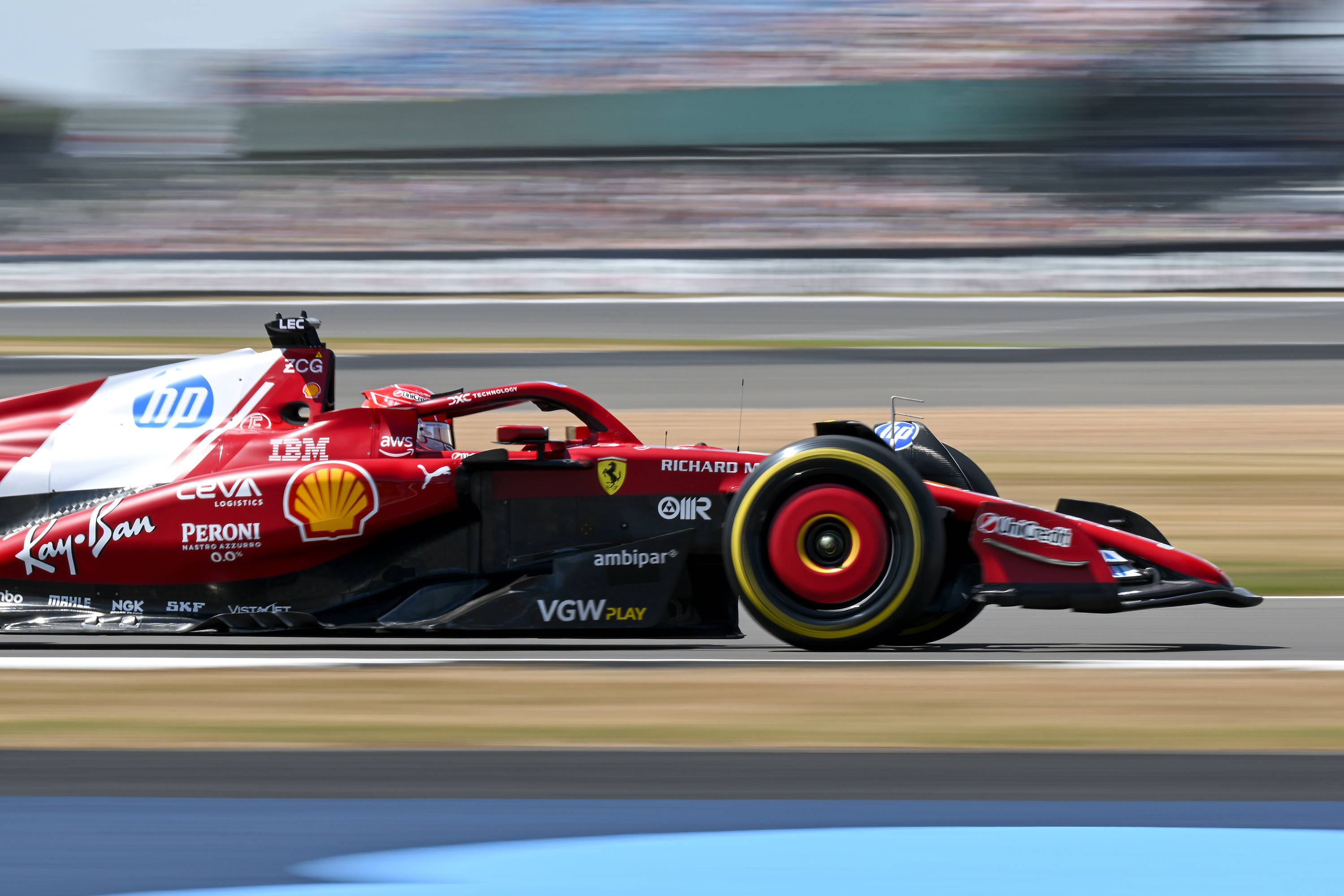 雷诺车队险胜梅赛德斯，勒克莱尔惊艳四座