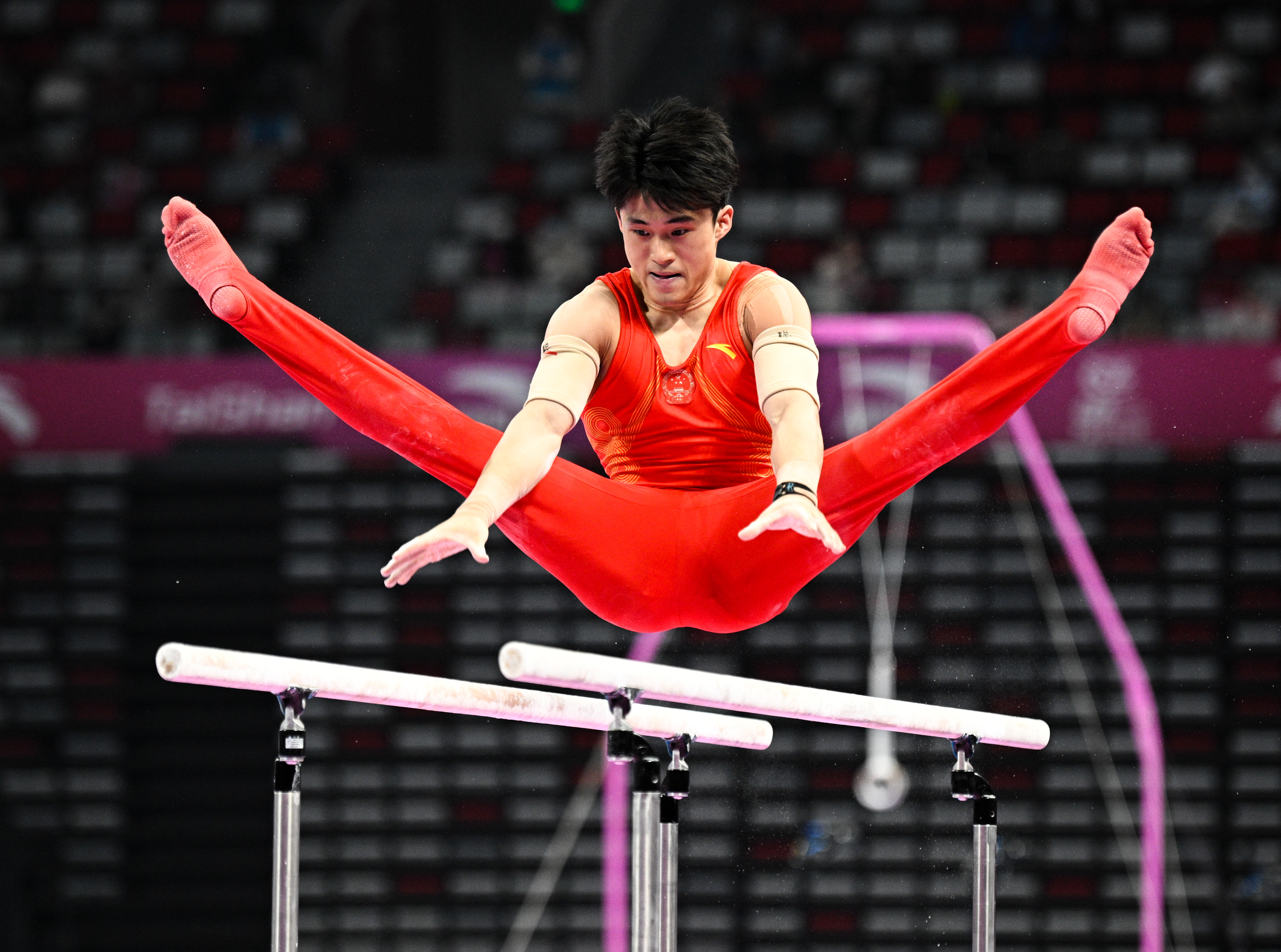 中国体操选手努力备战团体项目 中国体操选手努力备战团体项目