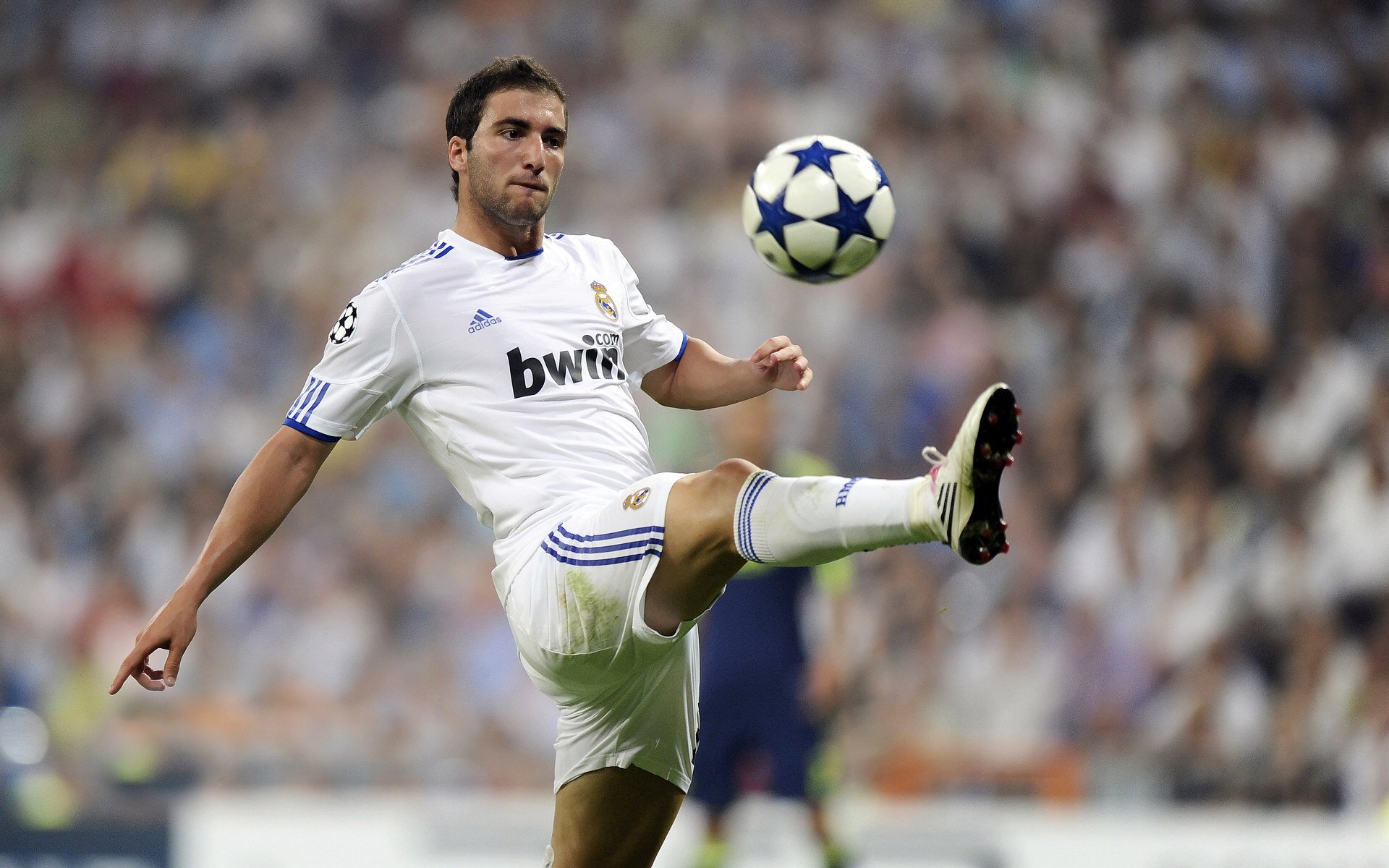 楚阿梅尼惊天远射刷新纪录，多特蒙德战术革新轻取塞维利亚