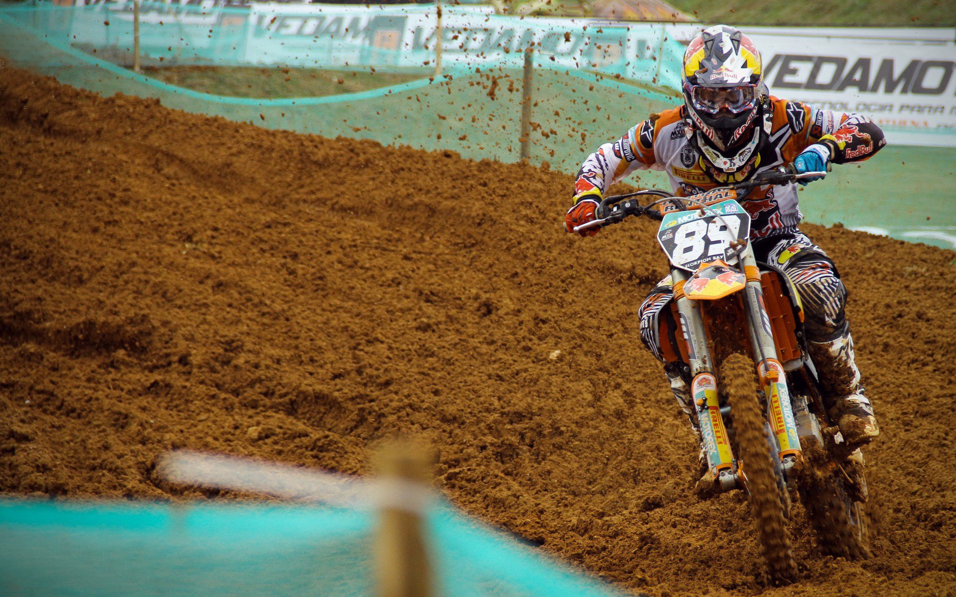 赛道上的心跳，法拉利险胜红牛二队，汉密尔顿再创历史